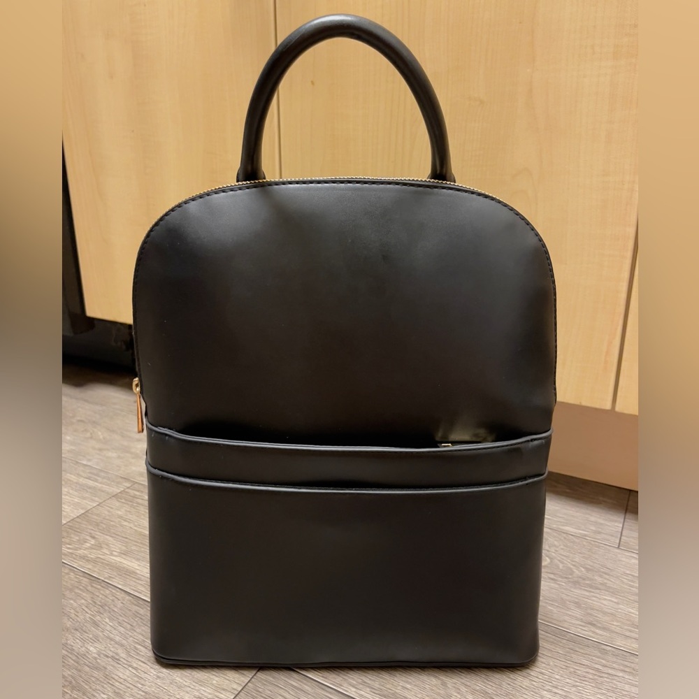 BLACK BOOKBAG.